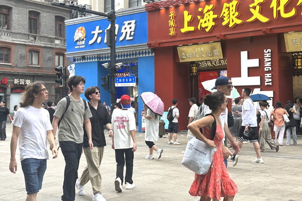 増える外国人旅行者年間消費14兆円、需要喚起へ